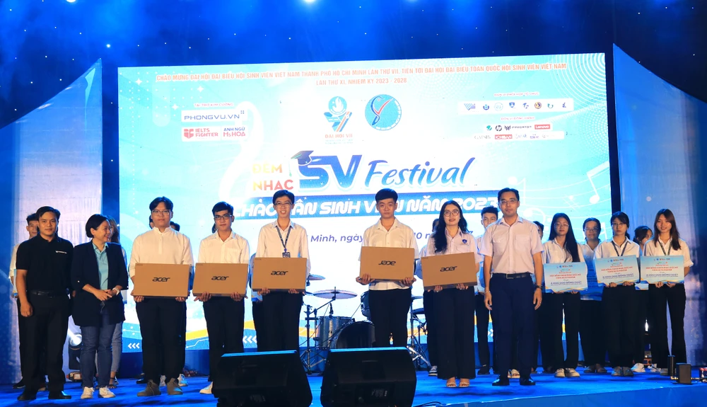 ngay hoi tan sinh vien.JPG