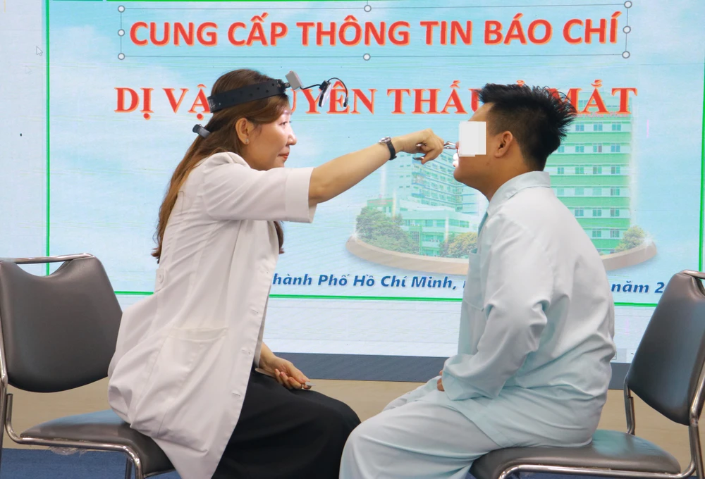 đâm đũa vào mắt