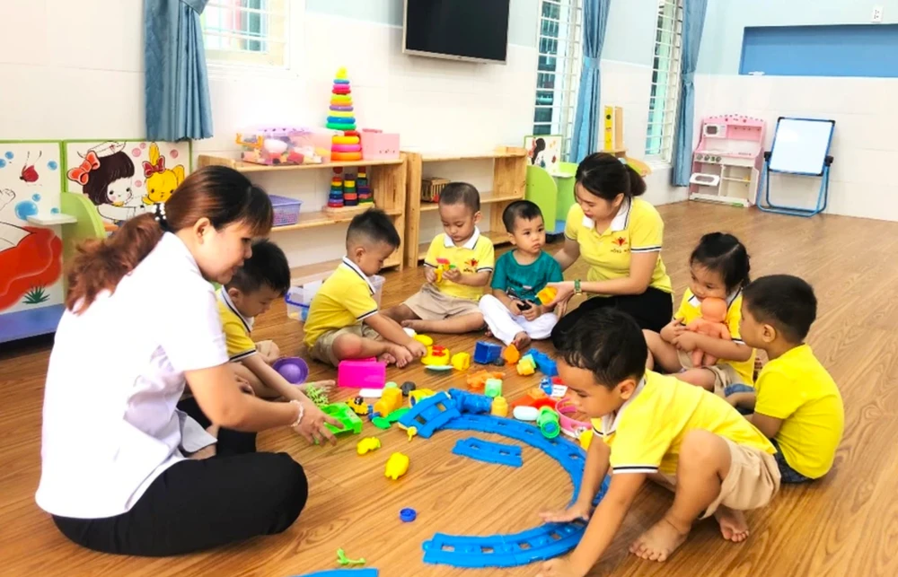 Ảnh minh họa: Giáo viên mần non Hồng Hà, quận Thủ Đức chơi trò chơi cùng các con