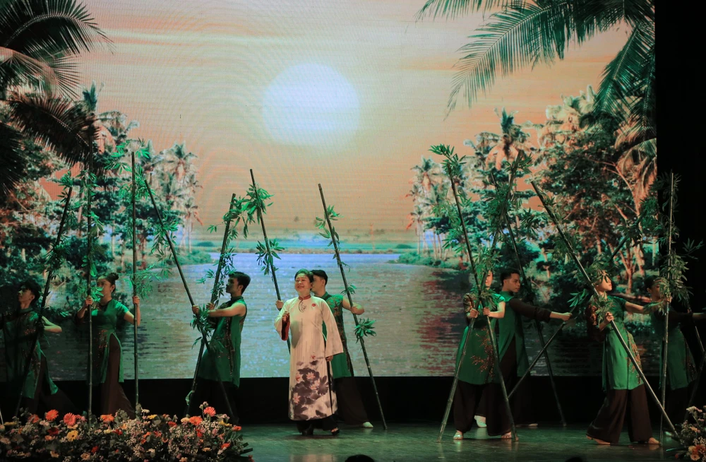 duyen dang ao dai 5 nha hat kich.JPG