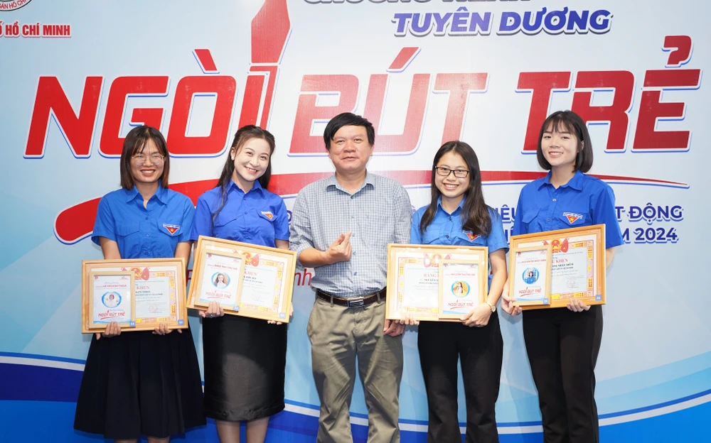 giai-thuong-ngoi-but-tre (3).jpg