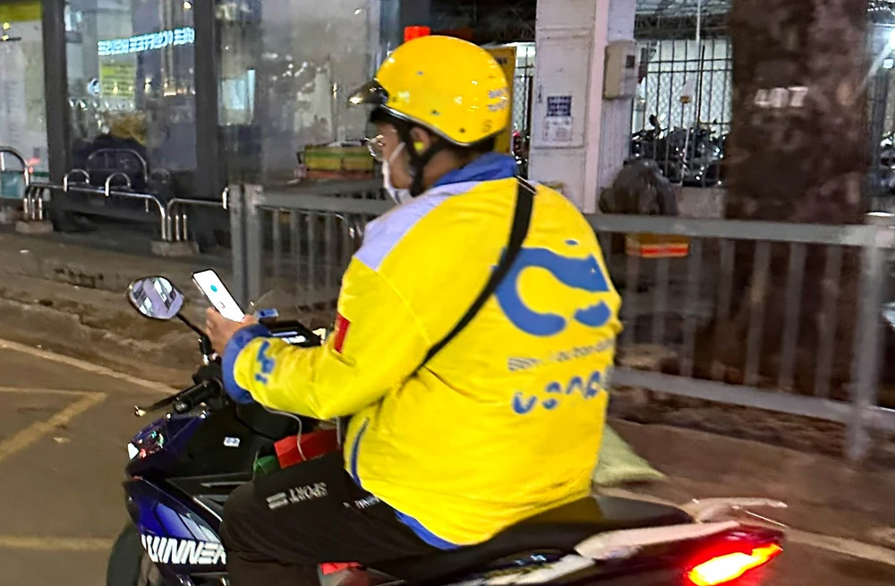 Tai-nan-giao-thong-chuc-cho-lai-xe-may-dung-dien-thoai (1).jpg