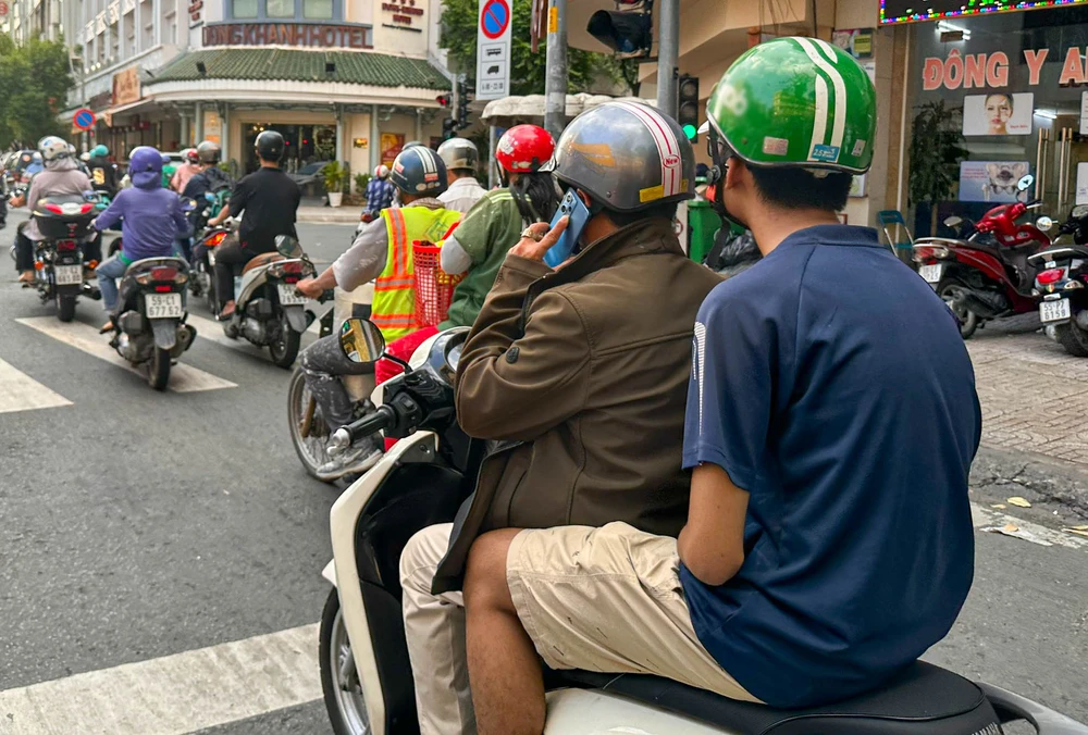 Tai-nan-giao-thong-chuc-cho-lai-xe-may-dung-dien-thoai (10).jpg