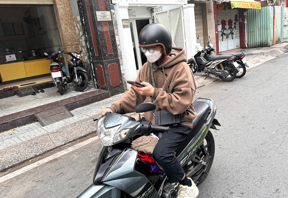 Tai-nan-giao-thong-chuc-cho-lai-xe-may-dung-dien-thoai (12).jpg