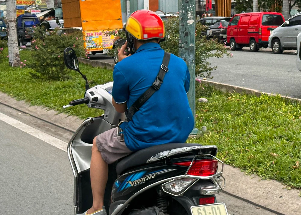 Tai-nan-giao-thong-chuc-cho-lai-xe-may-dung-dien-thoai (13).jpg