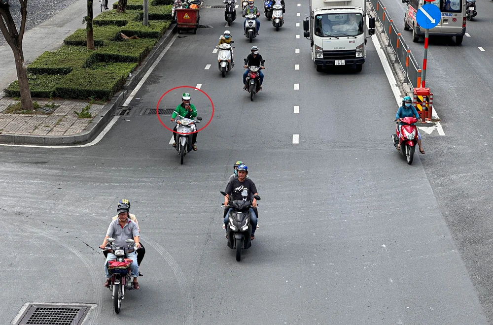 Tai-nan-giao-thong-chuc-cho-lai-xe-may-dung-dien-thoai (2).jpg