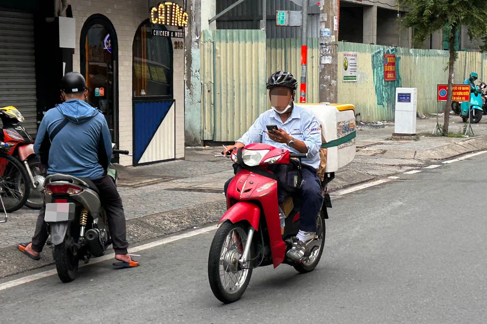 Tai-nan-giao-thong-chuc-cho-lai-xe-may-dung-dien-thoai (3).jpg