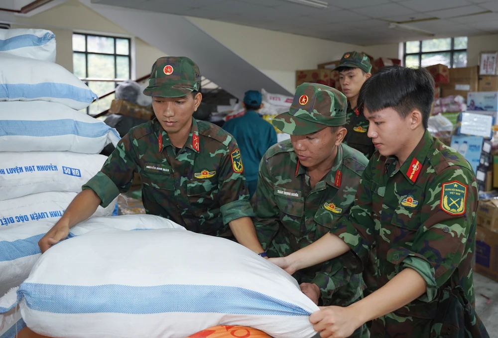 hang-cuu-tro (2).jpg