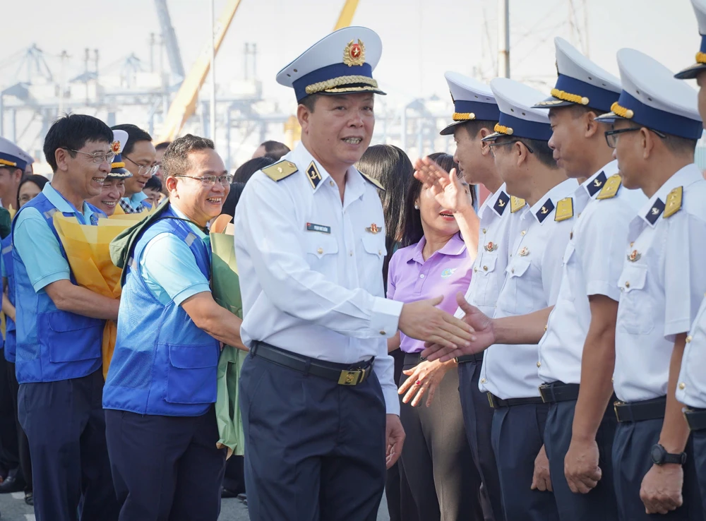 160 đại biểu TP.HCM khởi hành thăm chiến sĩ, nhân dân vùng biển đảo Tây Nam của Tổ quốc