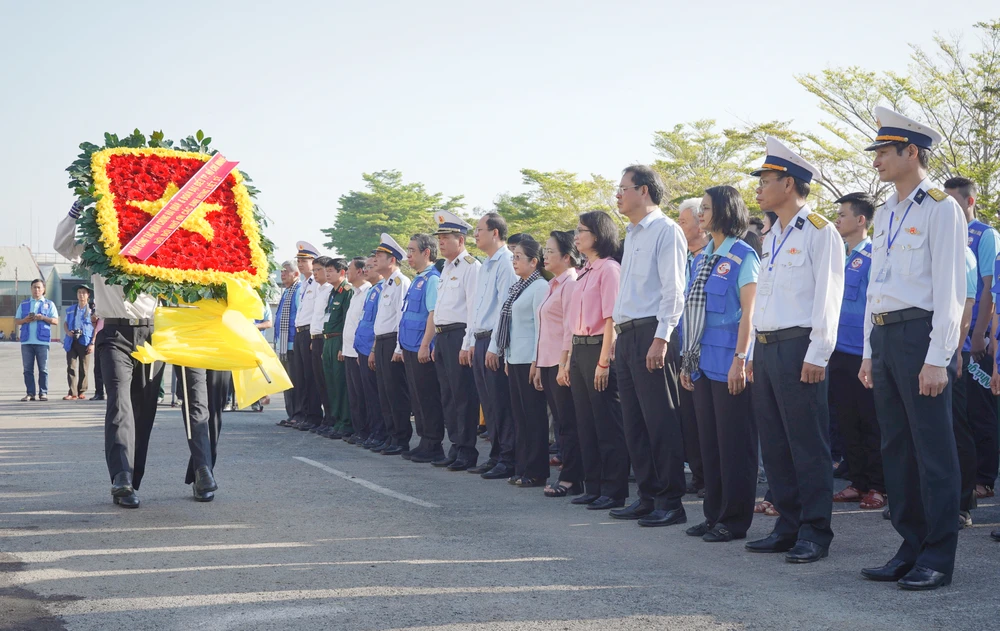 160 đại biểu TP.HCM khởi hành thăm chiến sĩ, nhân dân vùng biển đảo Tây Nam của Tổ quốc