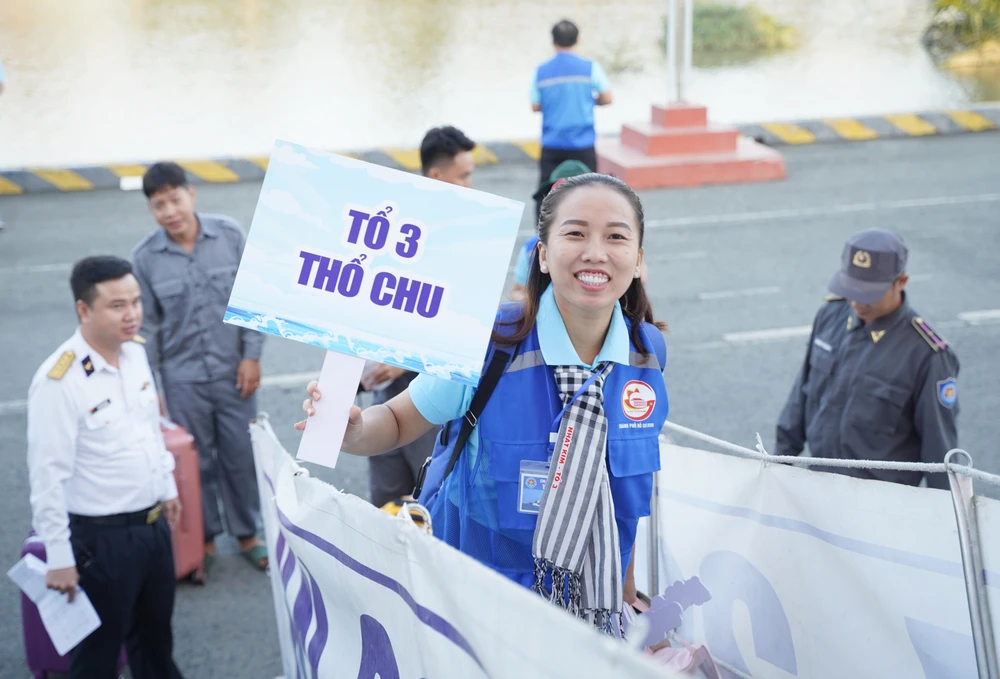 160 đại biểu TP.HCM khởi hành thăm chiến sĩ, nhân dân vùng biển đảo Tây Nam của Tổ quốc