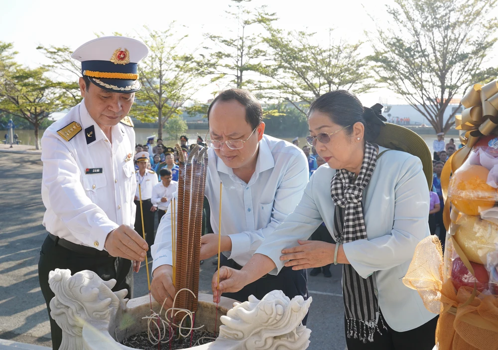 160 đại biểu TP.HCM khởi hành thăm chiến sĩ, nhân dân vùng biển đảo Tây Nam của Tổ quốc