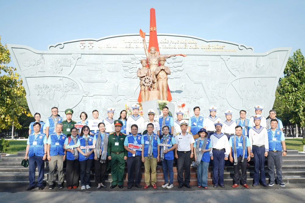 160 đại biểu TP.HCM khởi hành thăm chiến sĩ, nhân dân vùng biển đảo Tây Nam của Tổ quốc