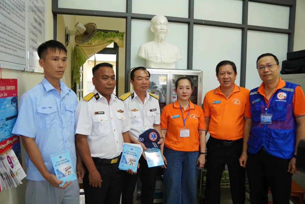 Đoàn đại biểu TP.HCM thăm, động viên cán bộ, chiến sĩ đảo Hòn Khoai, Cà Mau