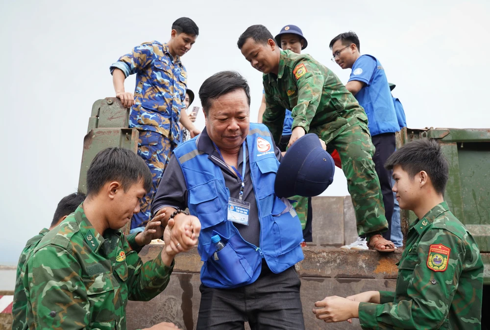 Đoàn đại biểu TP.HCM thăm, động viên cán bộ, chiến sĩ đảo Hòn Khoai, Cà Mau