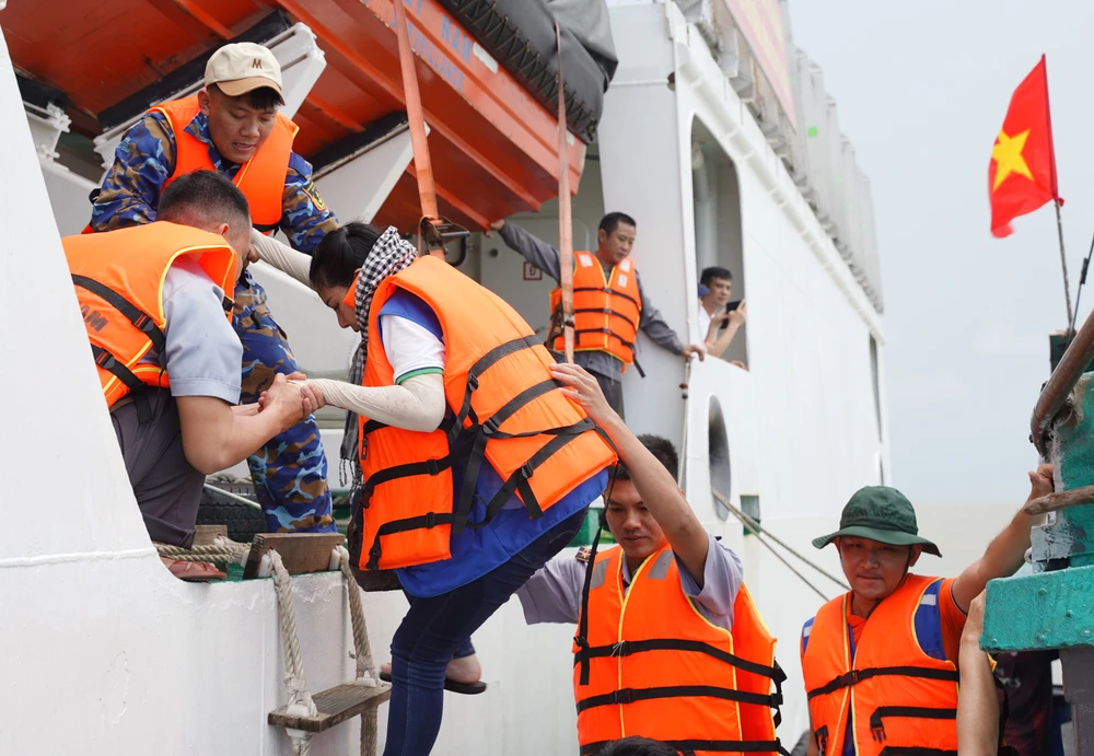 Đoàn đại biểu TP.HCM thăm, động viên cán bộ, chiến sĩ đảo Hòn Khoai, Cà Mau