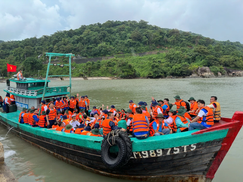 Đoàn đại biểu TP.HCM thăm, động viên cán bộ, chiến sĩ đảo Hòn Khoai, Cà Mau