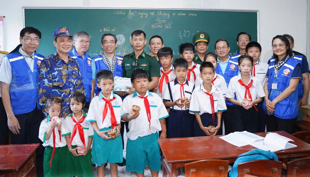 TP.HCM gửi gắm tình cảm đến chiến sĩ, nhân nhân biển đảo Tây Nam