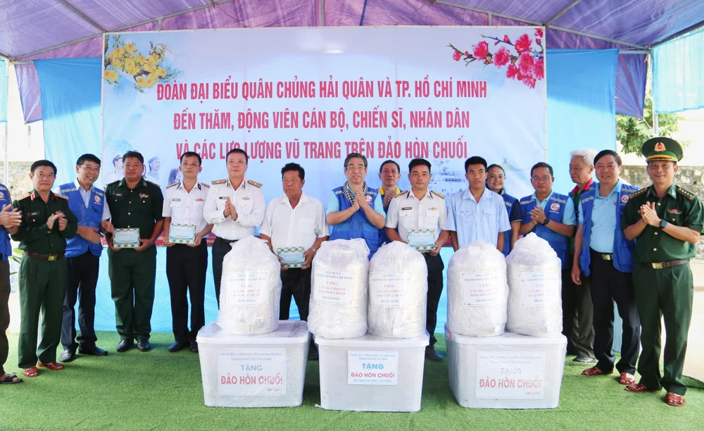 TP.HCM gửi gắm tình cảm đến chiến sĩ, nhân nhân biển đảo Tây Nam