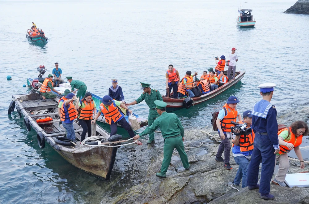 TP.HCM gửi gắm tình cảm đến chiến sĩ, nhân nhân biển đảo Tây Nam