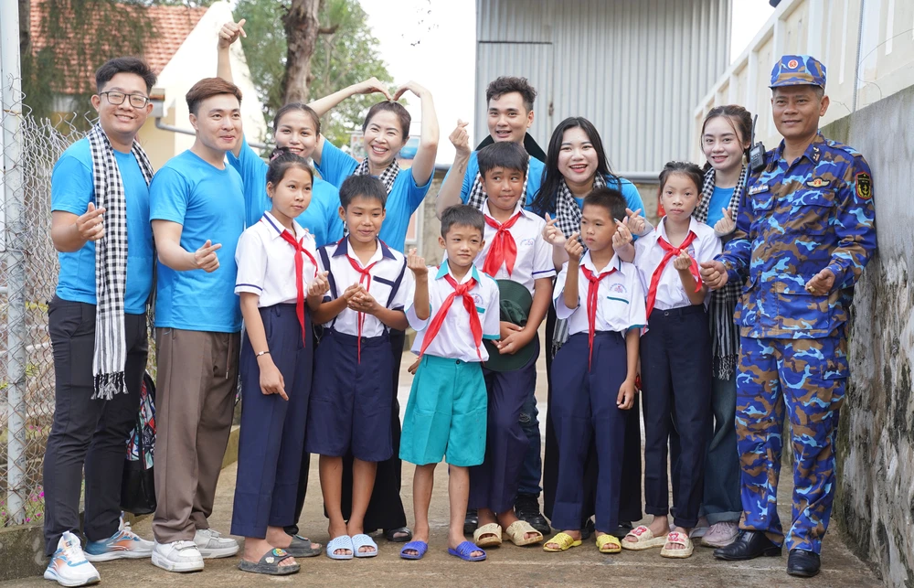 TP.HCM gửi gắm tình cảm đến chiến sĩ, nhân nhân biển đảo Tây Nam