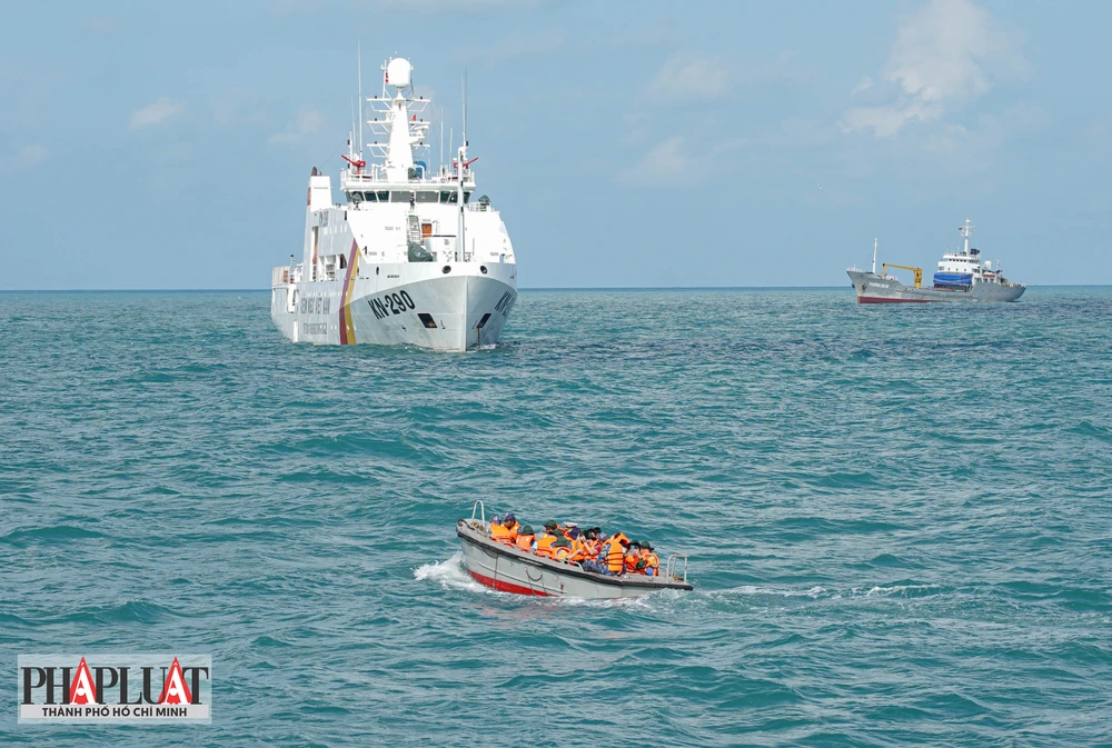 Cán bộ, chiến sĩ Nhà giàn DK1/10 vững tay súng, chắc chân sóng bảo vệ chủ quyền biển đảo của Tổ quốc