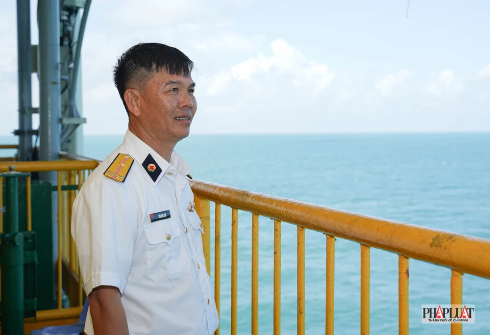 Cán bộ, chiến sĩ Nhà giàn DK1/10 vững tay súng, chắc chân sóng bảo vệ chủ quyền biển đảo của Tổ quốc