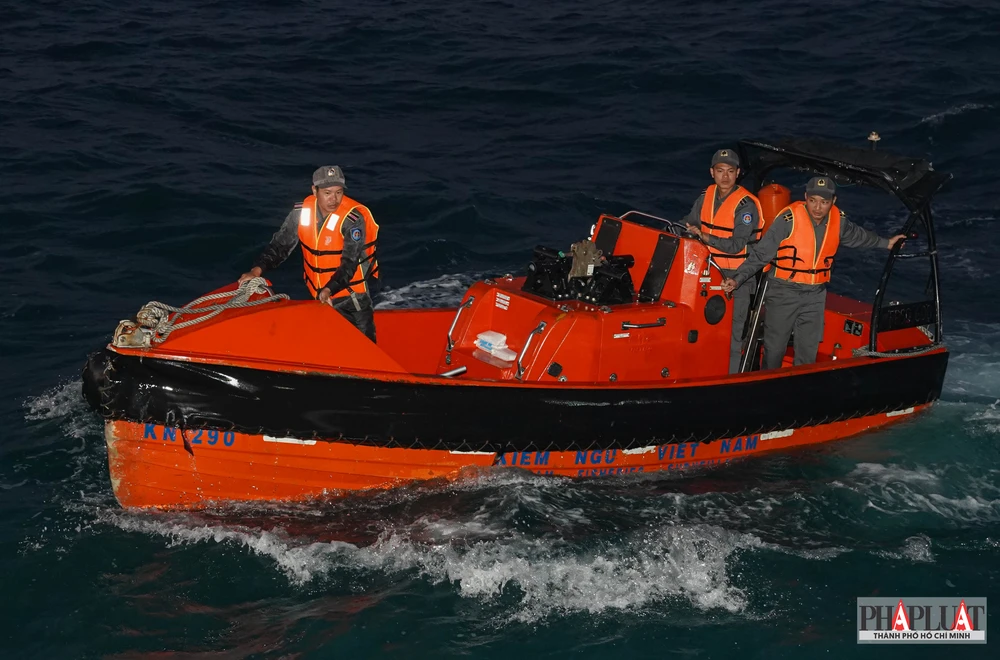 Cán bộ, chiến sĩ Nhà giàn DK1/10 vững tay súng, chắc chân sóng bảo vệ chủ quyền biển đảo của Tổ quốc