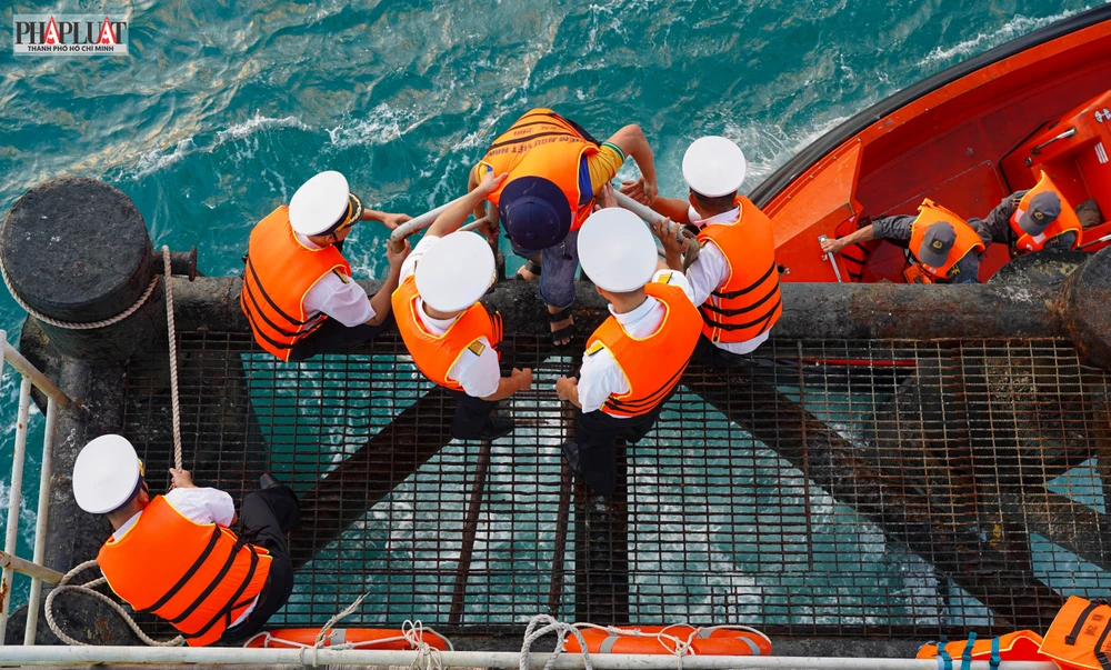 Cán bộ, chiến sĩ Nhà giàn DK1/10 vững tay súng, chắc chân sóng bảo vệ chủ quyền biển đảo của Tổ quốc