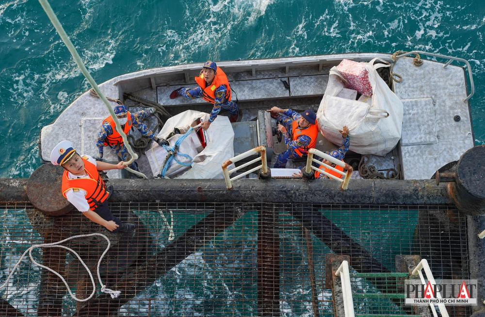 Cán bộ, chiến sĩ Nhà giàn DK1/10 vững tay súng, chắc chân sóng bảo vệ chủ quyền biển đảo của Tổ quốc