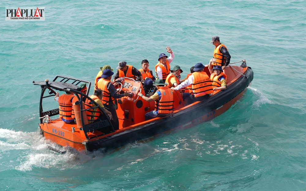 Cán bộ, chiến sĩ Nhà giàn DK1/10 vững tay súng, chắc chân sóng bảo vệ chủ quyền biển đảo của Tổ quốc