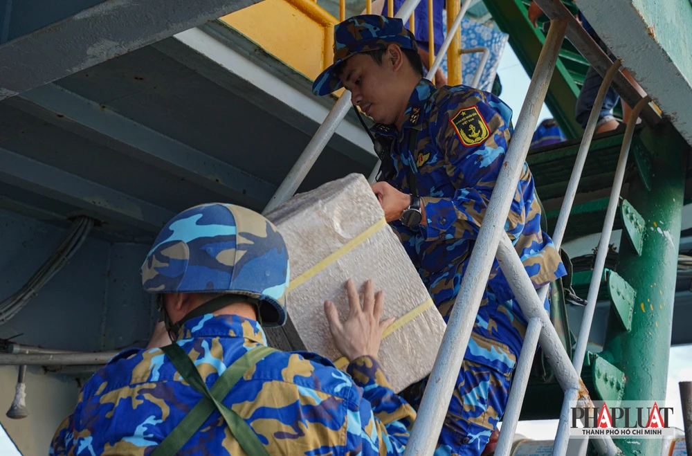 Cán bộ, chiến sĩ Nhà giàn DK1/10 vững tay súng, chắc chân sóng bảo vệ chủ quyền biển đảo của Tổ quốc