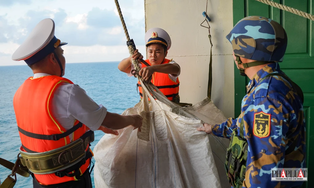 Cán bộ, chiến sĩ Nhà giàn DK1/10 vững tay súng, chắc chân sóng bảo vệ chủ quyền biển đảo của Tổ quốc