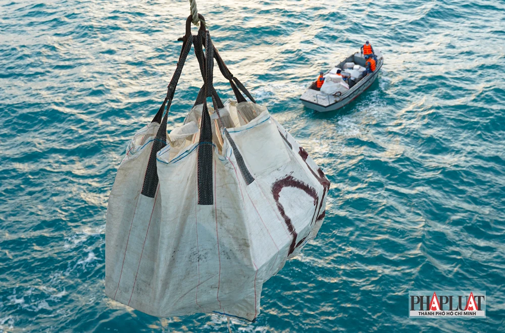 Cán bộ, chiến sĩ Nhà giàn DK1/10 vững tay súng, chắc chân sóng bảo vệ chủ quyền biển đảo của Tổ quốc