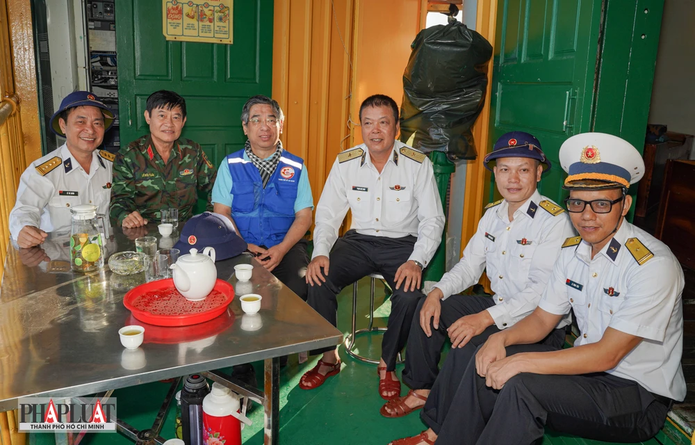 Cán bộ, chiến sĩ Nhà giàn DK1/10 vững tay súng, chắc chân sóng bảo vệ chủ quyền biển đảo của Tổ quốc