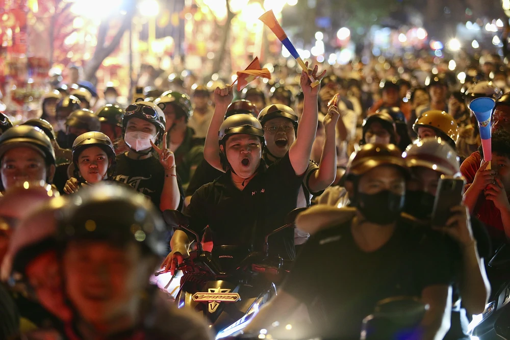 Hàng ngàn cổ động viên TP.HCM xuống đường ăn mừng chiến thắng của đội tuyển Việt Nam