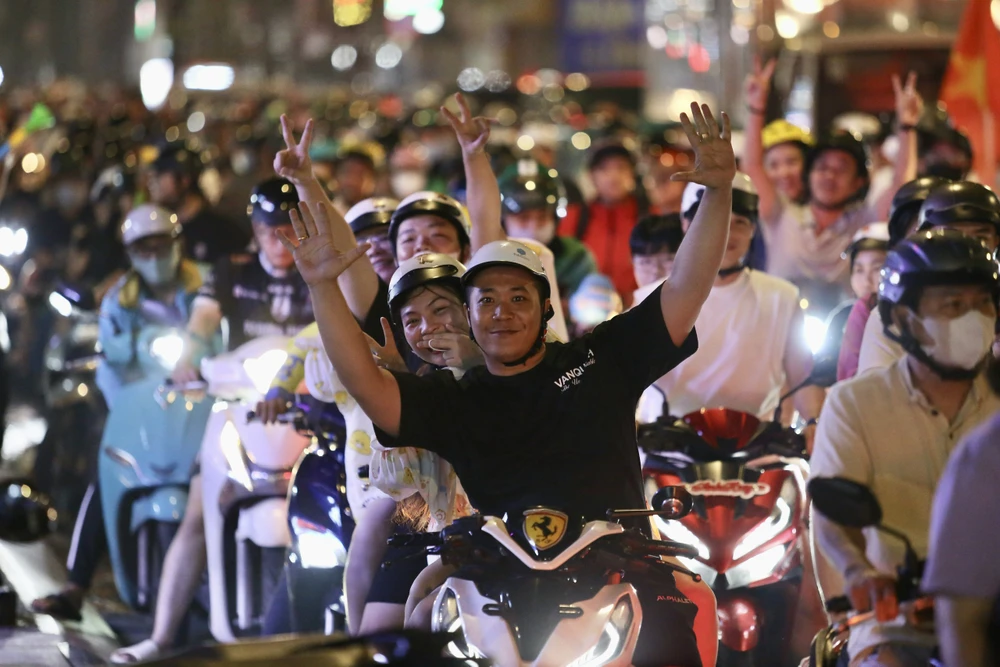 Hàng ngàn cổ động viên TP.HCM xuống đường ăn mừng chiến thắng của đội tuyển Việt Nam