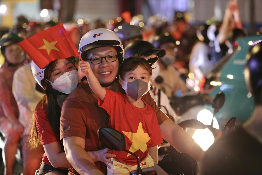 Hàng ngàn cổ động viên TP.HCM xuống đường ăn mừng chiến thắng của đội tuyển Việt Nam