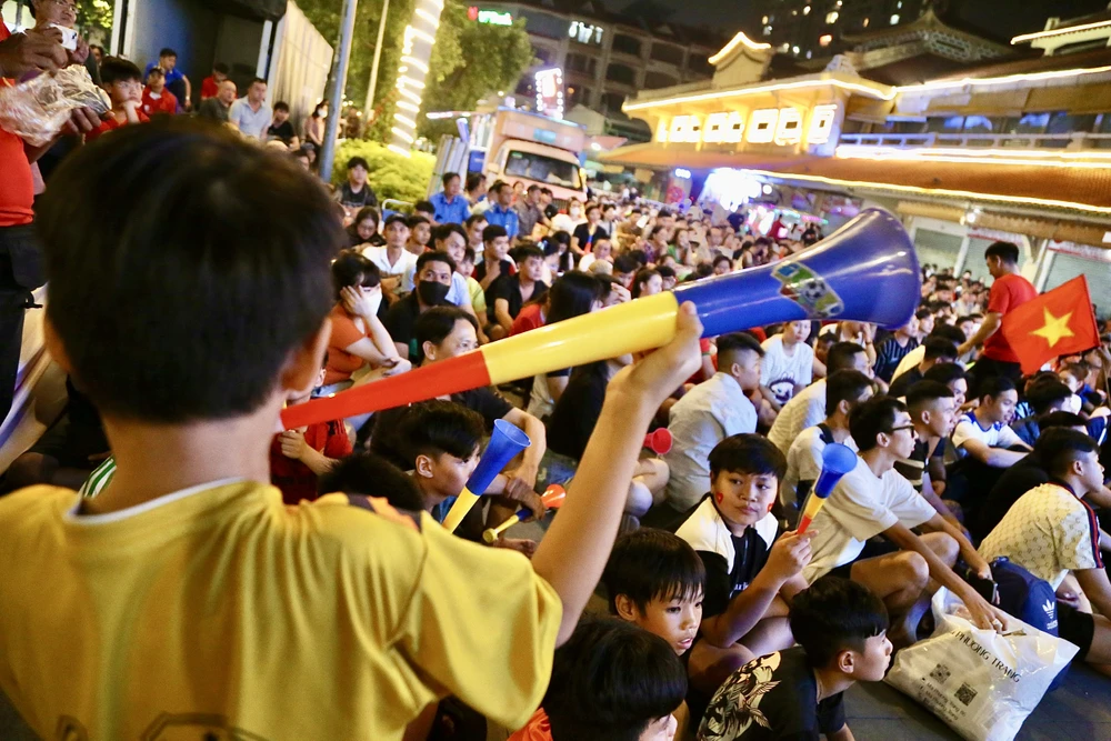 TP.HCM: Hàng trăm cổ động viên đến chợ Bình Tây cổ vũ đội tuyển bóng đá Việt Nam