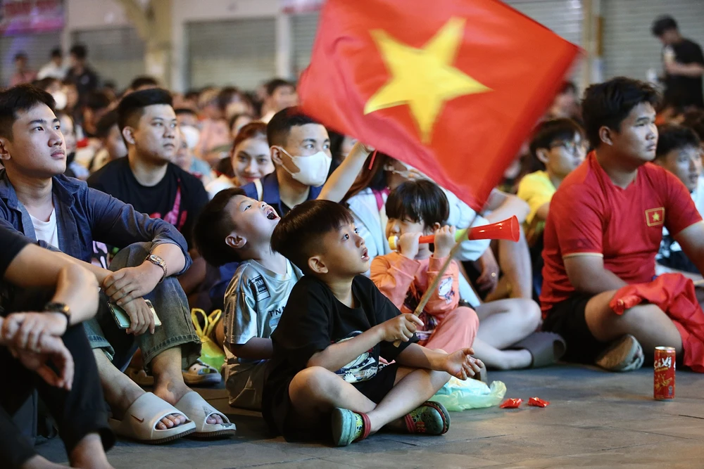 TP.HCM: Hàng trăm cổ động viên đến chợ Bình Tây cổ vũ đội tuyển bóng đá Việt Nam