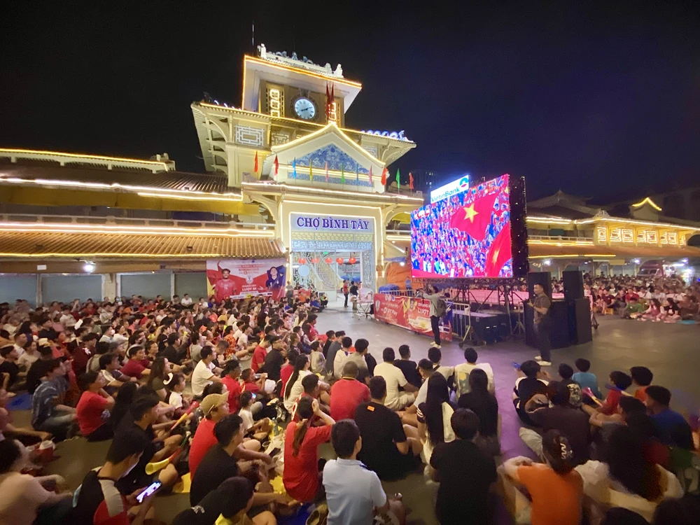 TP.HCM: Hàng trăm cổ động viên đến chợ Bình Tây cổ vũ đội tuyển bóng đá Việt Nam