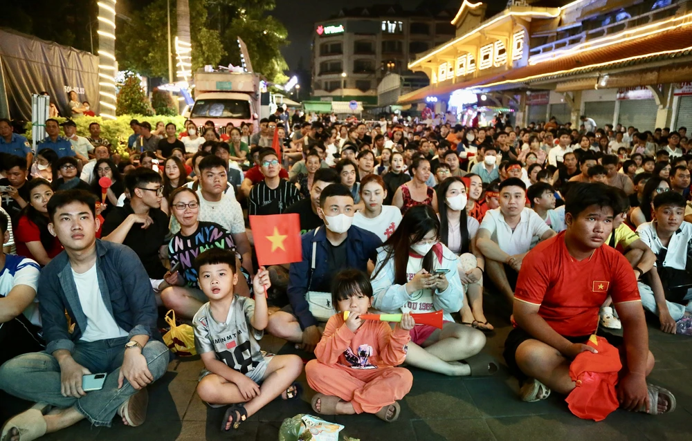 TP.HCM: Hàng trăm cổ động viên đến chợ Bình Tây cổ vũ đội tuyển bóng đá Việt Nam