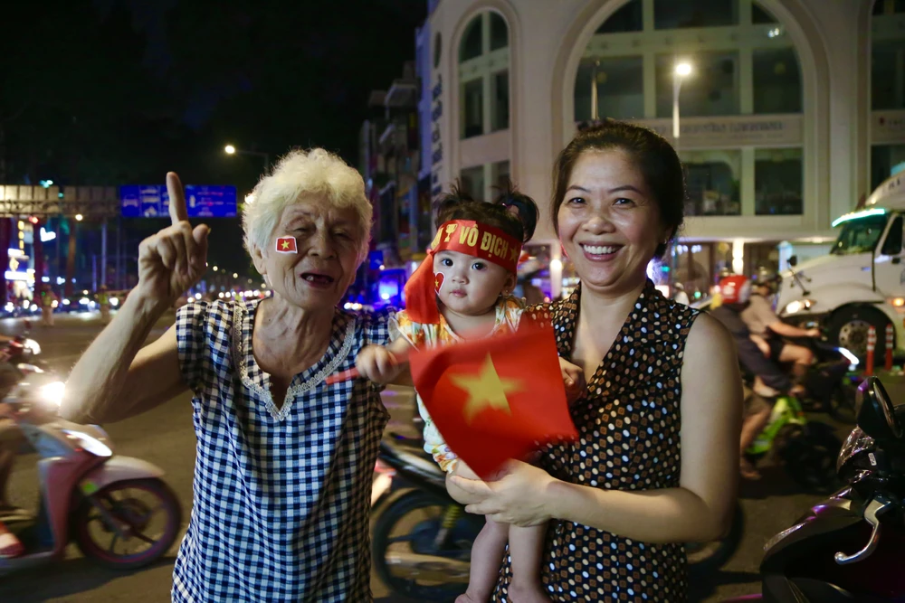 Hàng ngàn cổ động viên TP.HCM xuống đường ăn mừng chiến thắng của đội tuyển Việt Nam