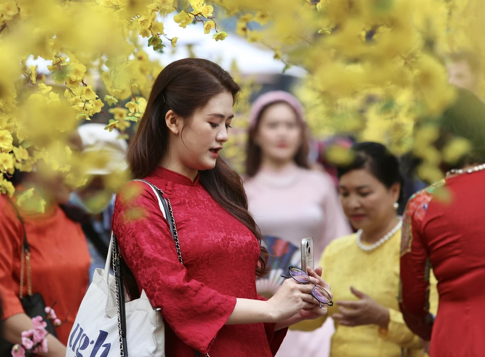 Nàng thơ xúng xính áo dài check-in phố ông Đồ TP.HCM ngày cuối tuần