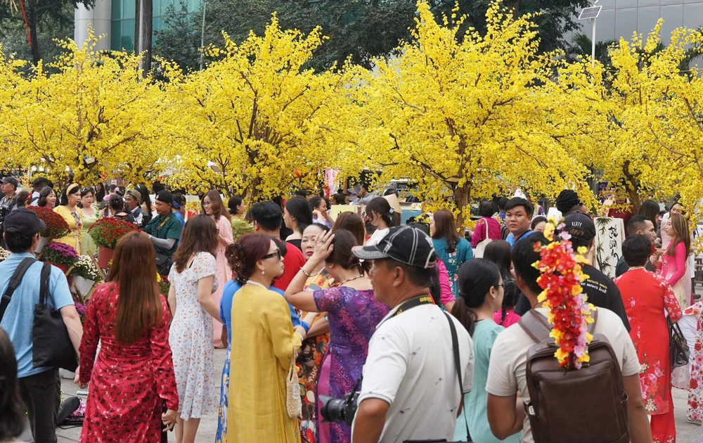 Nàng thơ xúng xính áo dài check-in phố ông Đồ TP.HCM ngày cuối tuần