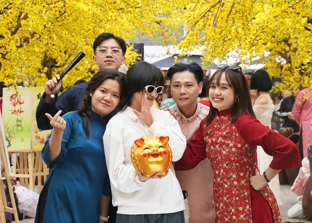 Nàng thơ xúng xính áo dài check-in phố ông Đồ TP.HCM ngày cuối tuần