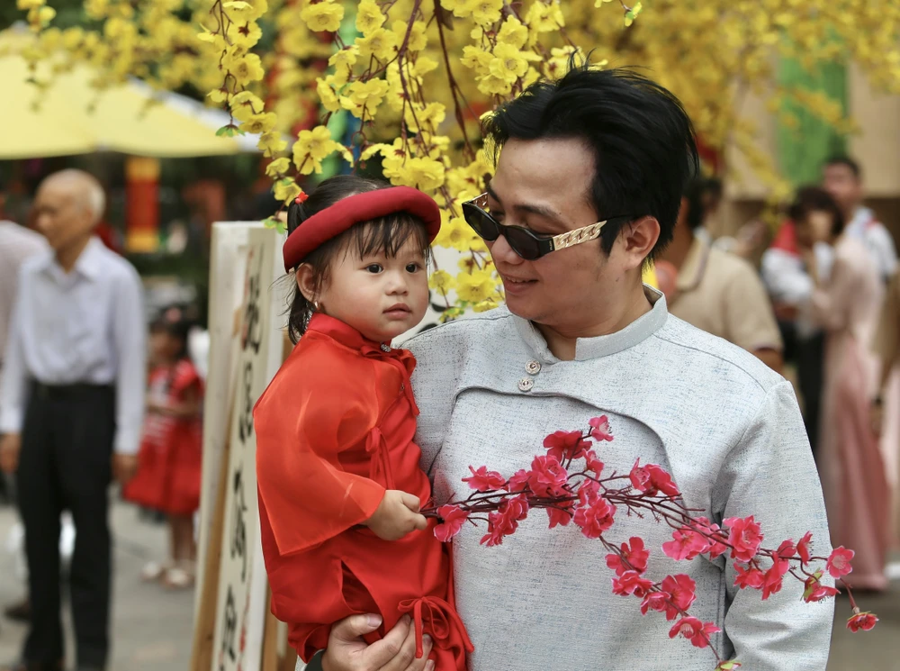 Nàng thơ xúng xính áo dài check-in phố ông Đồ TP.HCM ngày cuối tuần