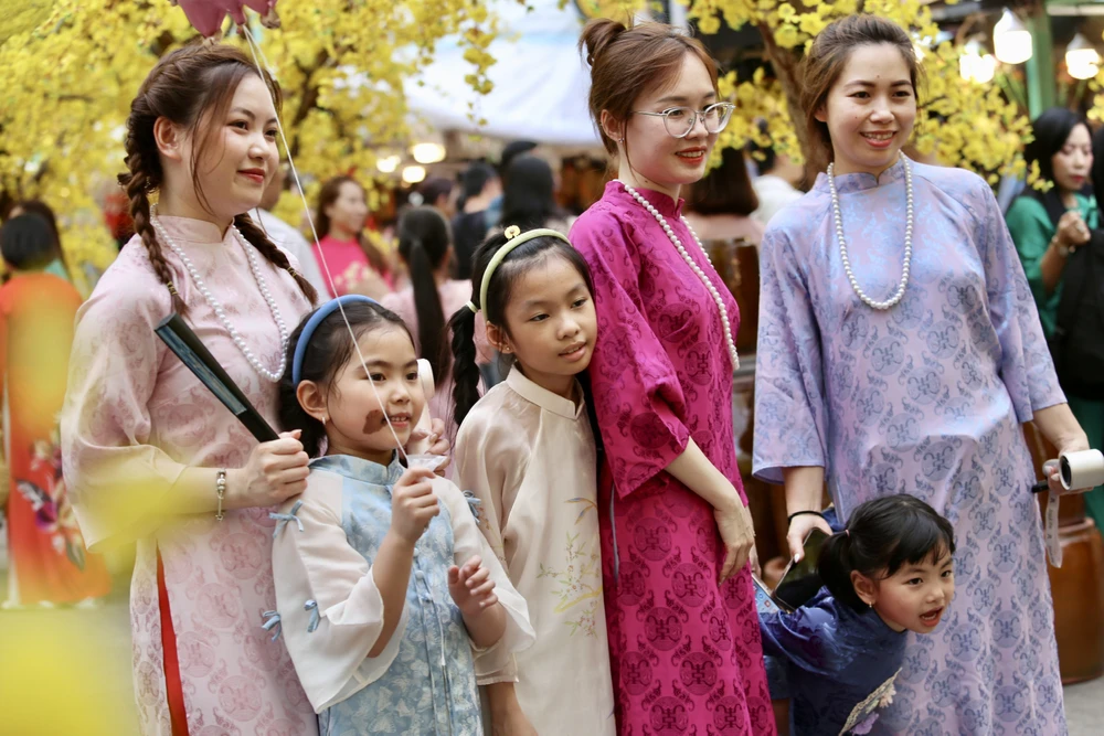 Nàng thơ xúng xính áo dài check-in phố ông Đồ TP.HCM ngày cuối tuần