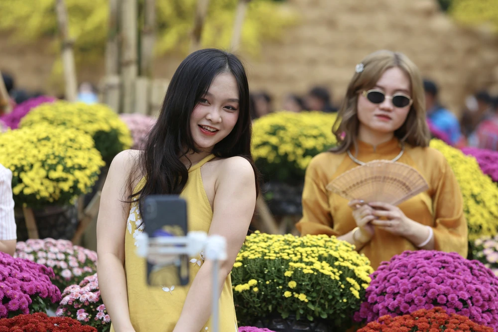 Nàng thơ xúng xính áo dài check-in phố ông Đồ TP.HCM ngày cuối tuần