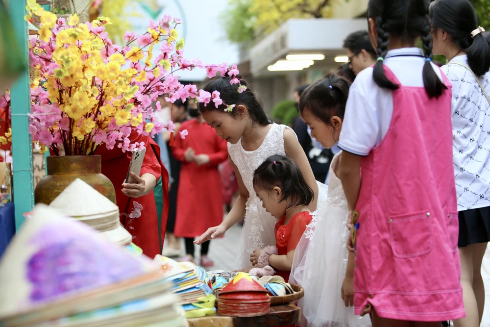Nàng thơ xúng xính áo dài check-in phố ông Đồ TP.HCM ngày cuối tuần